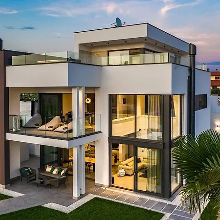 Beautiful ! 4 Bedrooms ! Message On Whats Sapp For Info!