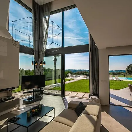 Holiday home Beautiful ! 4 Bedrooms ! Message On Whats Sapp For Info!