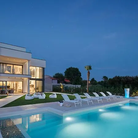 Beautiful ! 4 Bedrooms ! Message On Whats Sapp For Info!